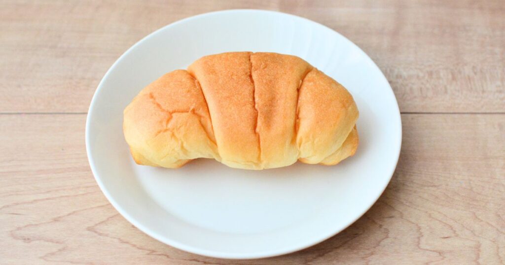 袋から出して白い皿に盛ったモーニングクロワッサン