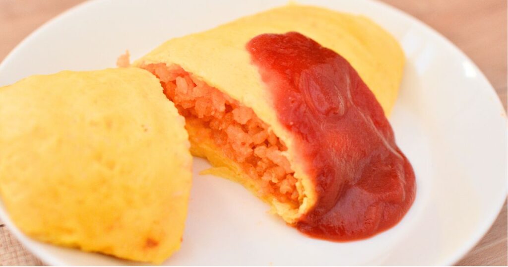 半分に切ったオムライスと中のチキンライス