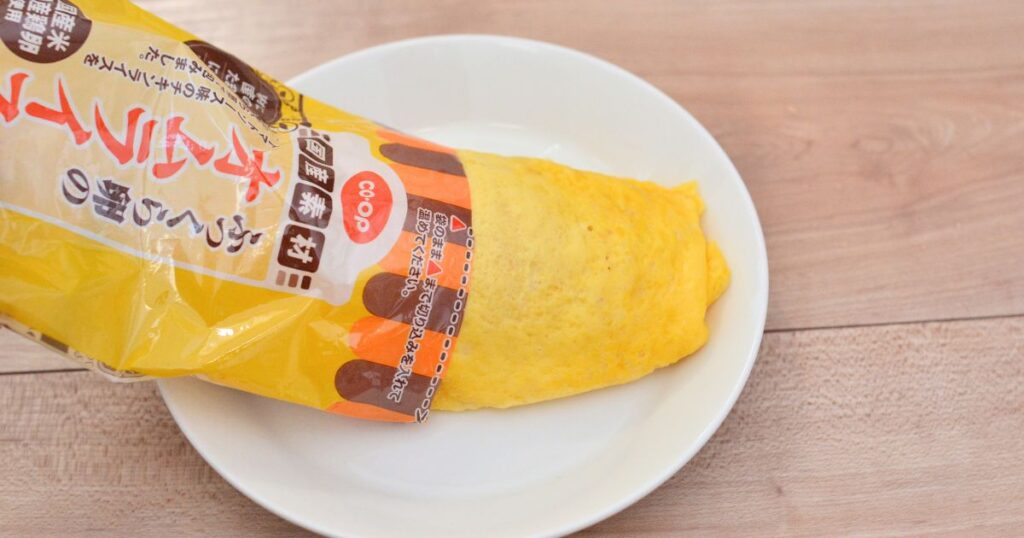 パッケージから取り出したふっくら卵のオムライス