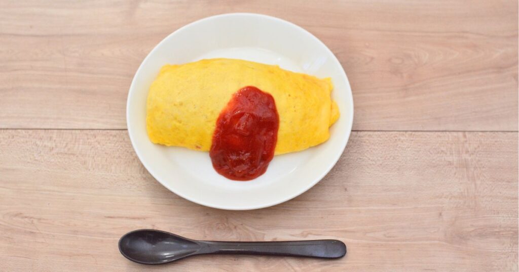 ケチャップをかけたふっくら卵のオムライス