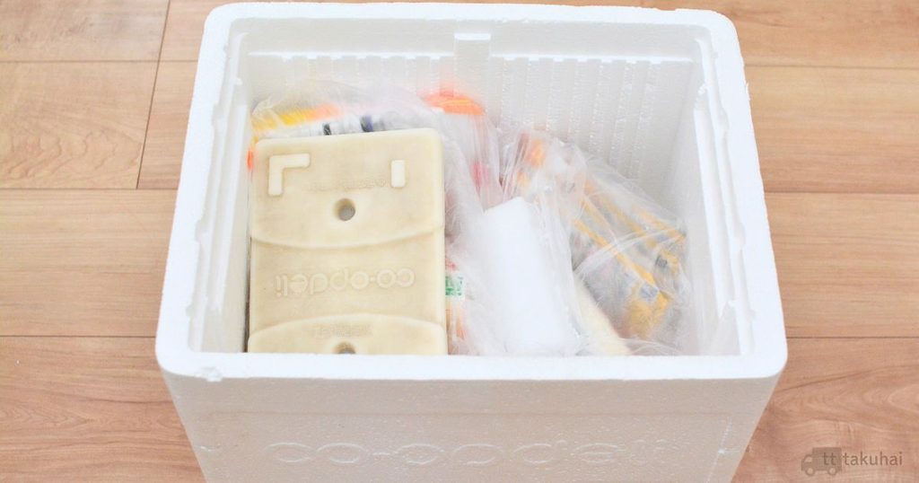 コープデリの保冷箱に入っているドライアイス