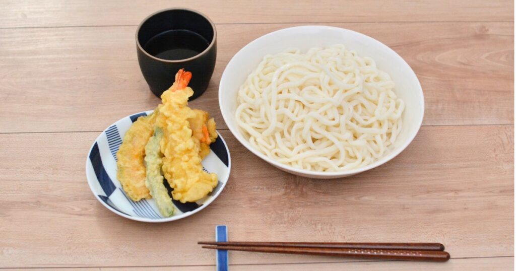 うどんと天丼セットのえび天、かき揚げ、野菜天