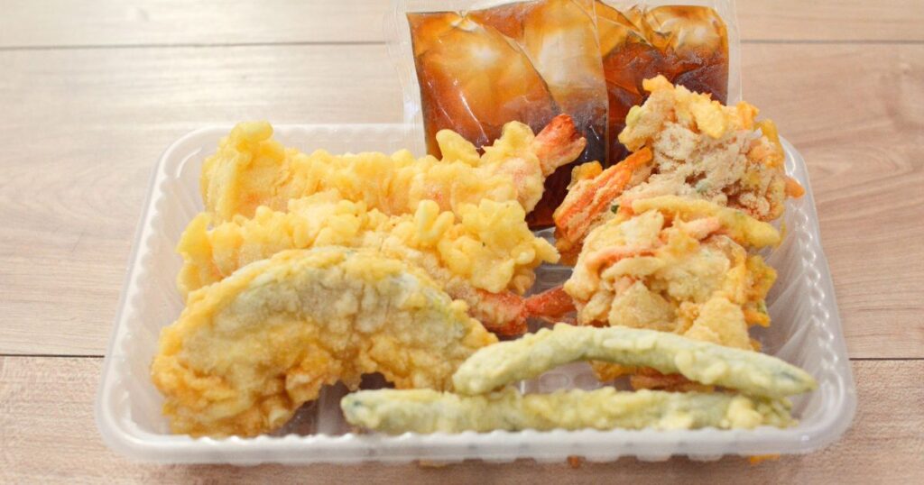 天丼セットのえび天、かき揚げ、野菜天、たれ