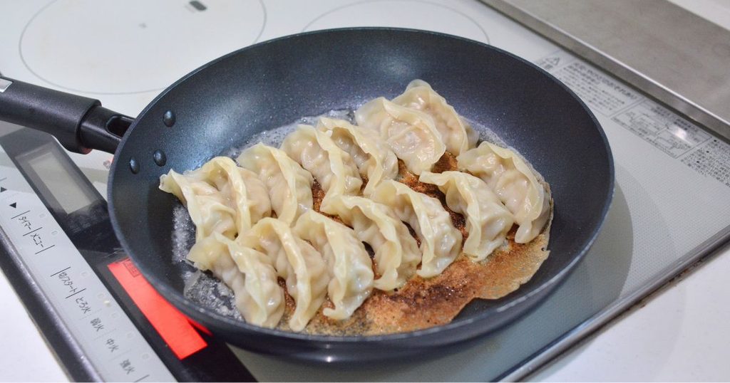 フライパンで羽根に焼き色がつくまで焼いたコープの冷凍餃子