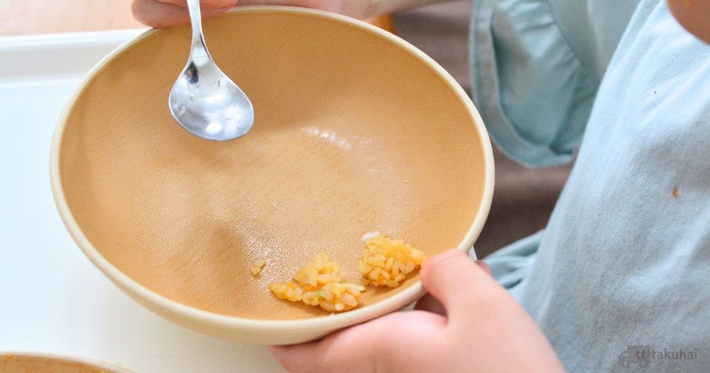 スプーンでチャーハンを食べる子ども