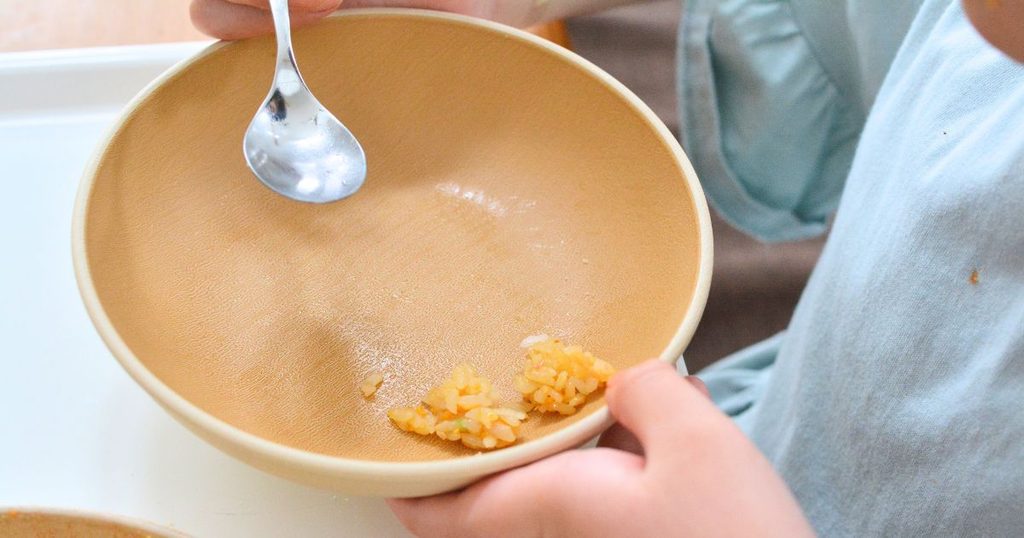 スプーンでチャーハンを食べる子ども