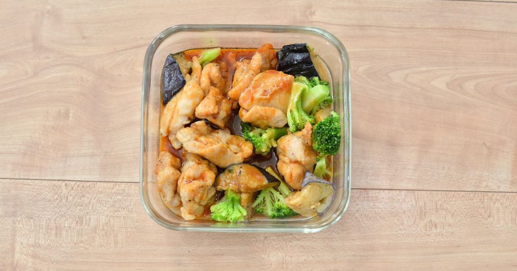 電子レンジで加熱したイージーイージーのよだれ鶏。鶏肉と2種の野菜に旨辛ソースが絡んだ様子
