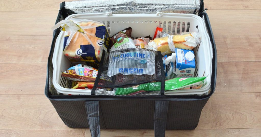 まとめ買いした食品を入れた買い物バッグ
