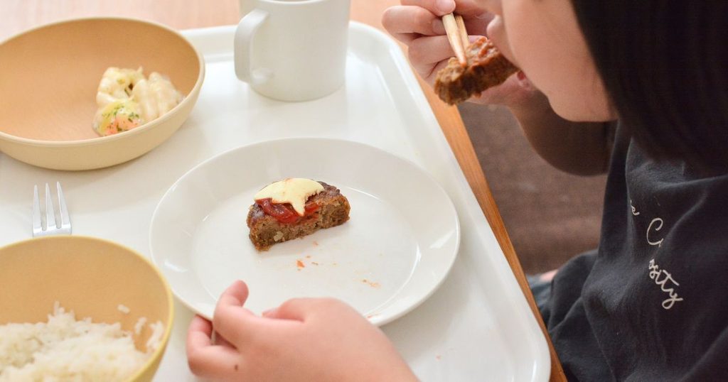 コープデリのハンバーグを食べている子ども