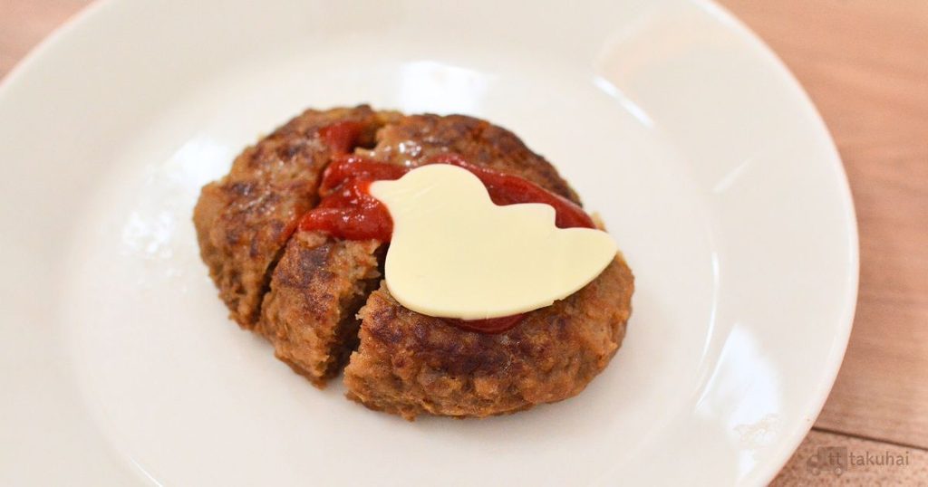 電子レンジで!肉汁じゅわっとハンバーグの上に、鳥の形に型抜きしたチーズをのせたところ