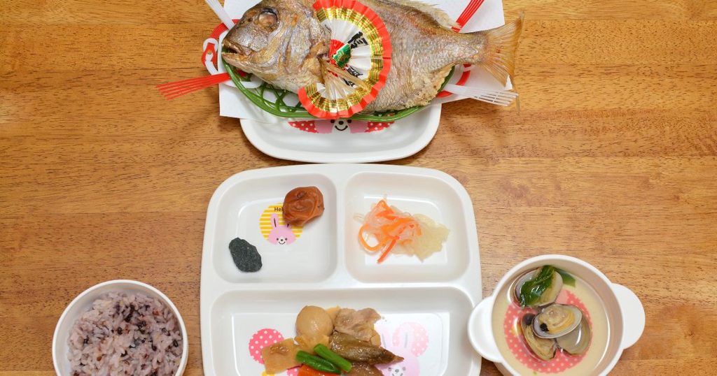 コープデリで購入した尾頭付きの鯛と、自分で用意したお食い初めの料理